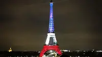 Menara Eiffel menyalakan bendera Prancis usai aksi teror di Paris. (CNN)