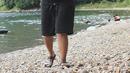 Masih mengenakan jaket yang sama, Junita mengenakannya saat ia berlibur di wilayah Batu Hoda, masih di sekitar Danau Toba. Kali ini jaket dual toner itu dipadukan celana pendek hitam, kupluk, dan sandal. (instagram/junita_malau)