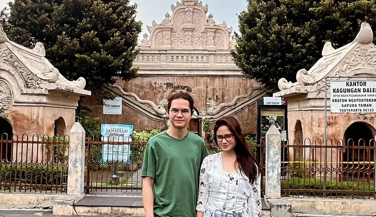 Banyak tempat yang keduanya kunjungi di lokasi Kraton Yogyakarta. Keduanya banyak mengunjungi berbagai tempat-tempat historis, serta mengabadikan momen bersama di media sosial Instagram. Kini banyak potret kebersamaan keduanya yang menuai banyak sorotan netizen. (Liputan6.com/IG/@tissabiani)