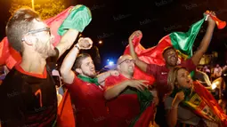 Tak hanya konvoi, para fans Portugal juga terus bernyanyi merayakan keberhasilan Cristiano Ronaldo dkk menaklukan Prancis 1-0. (Bola.com/Vitalis Yogi Trisna)