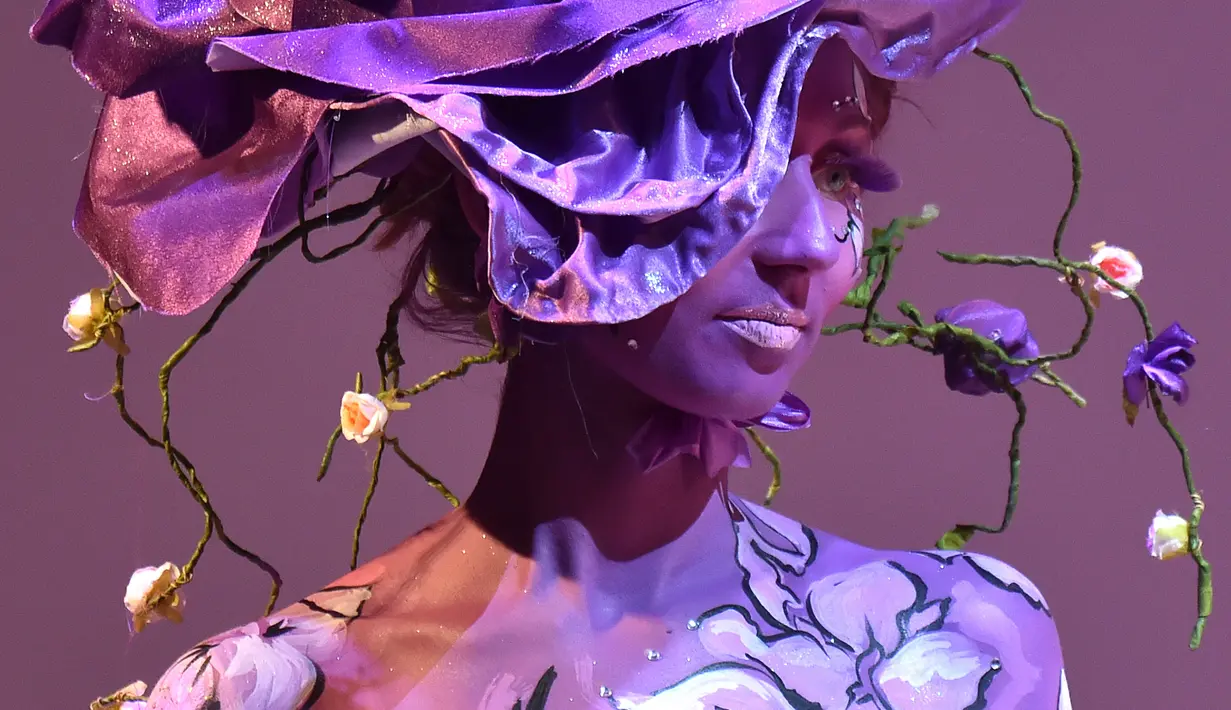 Model berpose saat mengikuti  kompetisi seni tubuh di International "Crystal Angel" Festival of Hairdressing ke-15 di Kiev (22/4). Kompetisi ini diikuti dari berbagai negara, seperti Ukraina, Prancis, Italia, Yunani dan lain-lain. (AFP/Sergei Supinsky)