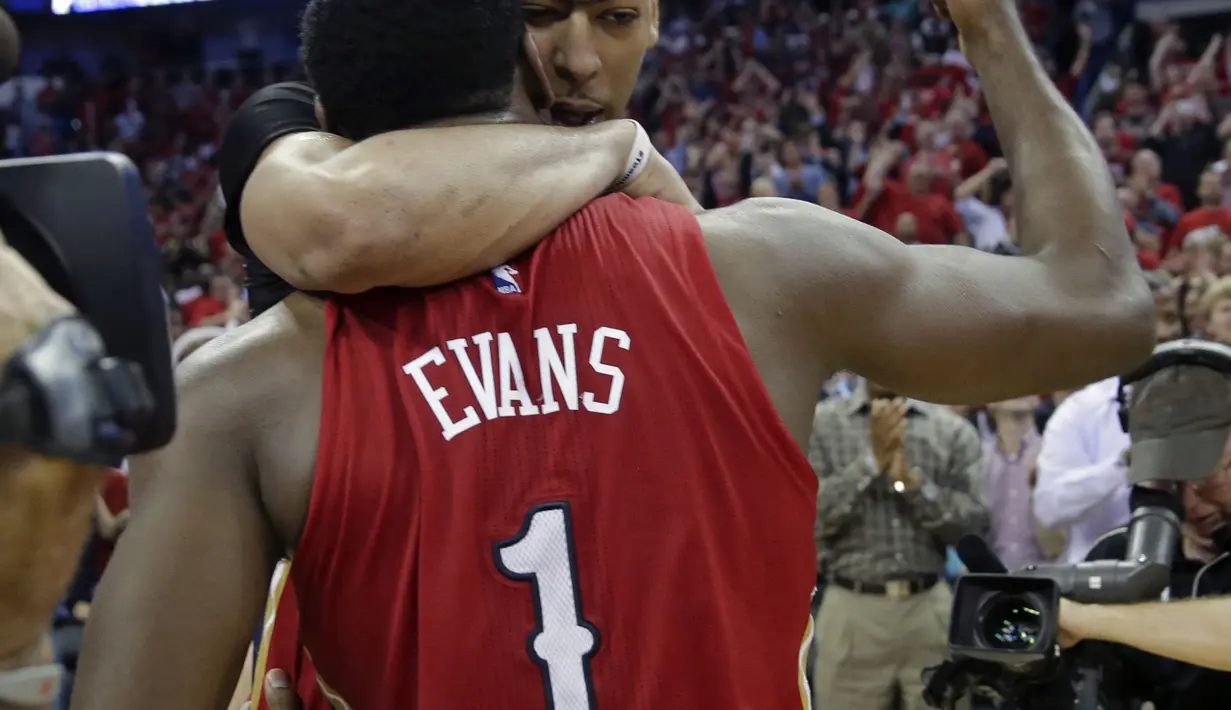 Forward New Orleans Pelicans Anthony Davis melakukan selebrasi bersama rekan setimnya Tyreke Evans seusai pertandingan. Kemenangan 108-103 atas San Antonio Spurs mengantarkan Pelicans ke babak play-off NBA.((AP Photo/Gerald Herbert)