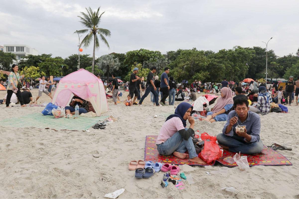 Ribuan warga berwisata di Pantai Ancol