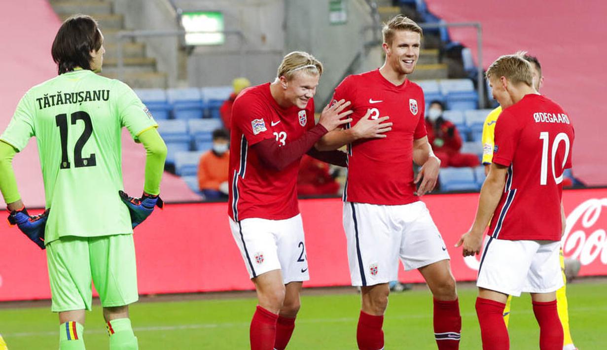 Striker Norwegia, Erling Braut Haaland, melakukan selebrasi usai mencetak gol ke gawang Rumania pada laga UEFA Nations League di Stadion Ullevaal, Minggu (11/10/2020). Norwegia menang dengan skor 4-0. (Vidar Ruud /NTB scanpix via AP)
