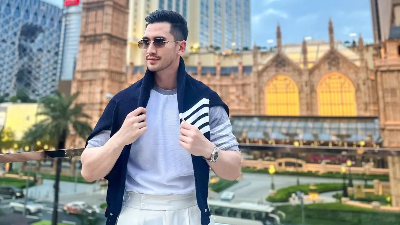 Verrell Bramasta belakangan memang terlihat memanjangkan kumis dan brewoknya, akhirnya memutuskan untuk mencukur keduanya.