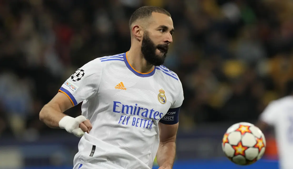 Karim Benzema. Striker Real Madrid berusia 33 tahun ini telah mencetak 11 gol dari total 13 laga musim ini. Rinciannya, 9 gol di Liga Spanyol dan 2 gol di Liga Champions. Berkat ketajamannya, ia sementara memimpin daftar top skor LaLiga dan Real Madrid jadi pemuncak klasemen. (AP/Efrem Lukatsky)