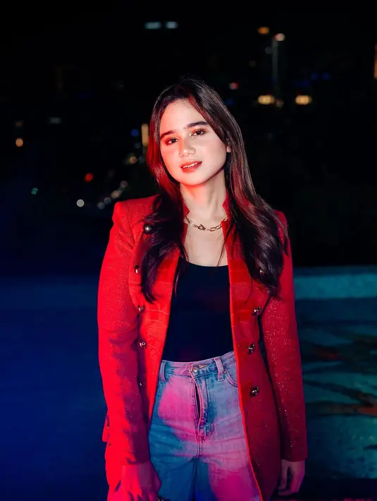 Tissa Biani tampil dengan tank top hitam ditumpuk mengenakan blazer merah berkancing, dan celana jeans. Mana pesona dari tiga perempuan ini yang paling menarik perhatianmu, Sahabat FIMELA? [Foto: Instagram/tissabiani]