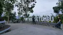 Wisatawan berfoto di tulisan Punthuk Setumbu, Magelang, Jawa Tengah, Jumat (19/10). Bukit Punthuk Setumbu merupakan salah satu spot terbaik untuk menyaksikan sunrise dengan latar Gunung Merapi Merbabu. (Liputan6.com/Herman Zakharia)