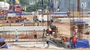 Pekerja tengah menyelesaikan pembangunan depo MRT Lebak Bulus, Jakarta, Senin (19/6). Bangunan tersebut  berdiri di atas lahan seluas 1.000 meter persegi. (Liputan6.com/Angga Yuniar)