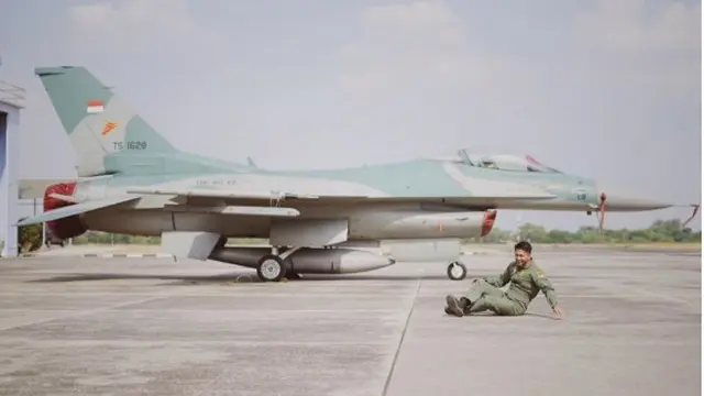 Gaya Deva Mahenra Saat Berperan Jadi Prajuit TNI AU, Tampil Gagah
