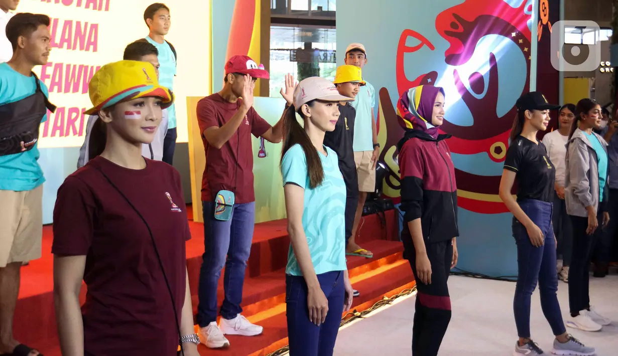Merchandise resmi Piala Dunia U-20 2023 diperagakan saat launching di Atrium Mall FX Sudirman, Senayan, Jakarta, Rabu (8/3/2023). Apparel lokal, Juara, dipercaya menjadi penyedia suvenir Piala Dunia U-20 2023 dengan menyediakan 53 jenis merchandise yang siap dijual ke masyarakat. (Liputan6.com/Herman Zakharia)