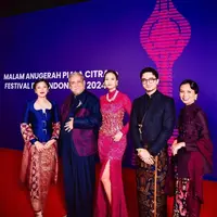 Mulai dari Dian Sastrowardoyo, Lutesha, hingga Wulan Guritno, berikut gaya memukau artis di FFI 2024. [@therealdisastr].