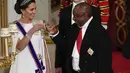 Putri Wales, Kate Middleton dari Inggris bersulang dengan Presiden Afrika Selatan, Cyril Ramaphosa selama Perjamuan Negara di Istana Buckingham, London, Selasa, 22 November 2022. (Aaron Chown/PA via AP)
