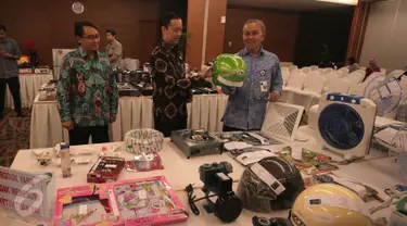Menteri Perdagangan Thomas Lembong saat mengumumkan hasil pengawasan semester II tahun 2015 di Gedung Kemendag, Jakarta, Selasa (22/12/2015). Kemendag mendapati 51 pelangaran SNI dan 49 pelanggar MKG. (Liputan6.com/Angga Yuniar)