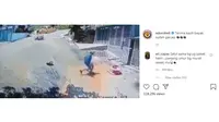 Aksi heroik seorang pengendara sepeda motor dalam menyelamatkan nyawa seorang bayi terekam kamera CCTV. (Instagram @ndorobeii)