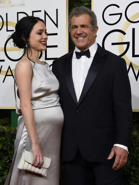 Mendampingi sang kekasih, Rosalind yang sedang mengandung anak dari Mel Gibson hadir dengan perutnya yang semakin membesar. Kecantikannya pun semakin terpancar dengan balutan gaun berwarna silver. (AFP/Bintang.com)