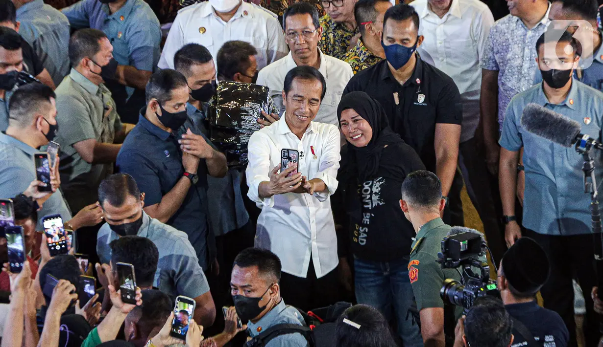 Presiden Joko Widodo atau Jokowi meninjau Pusat Grosir Blok A dan B Tanah Abang, Jakarta, Kamis (4/5/2023). Jokowi yang berkeliling didampingi Penjabat Gubernur DKI Jakarta Heru Budi Hartono pun menyambangi kios pedagang sambil menyapa pengunjung dan penjual. (Liputan6.com/Faizal Fanani)