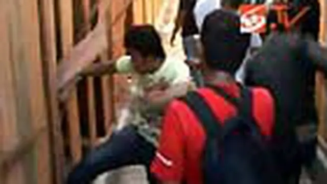Ratusan Pedagang Rusak Pasar di Padang