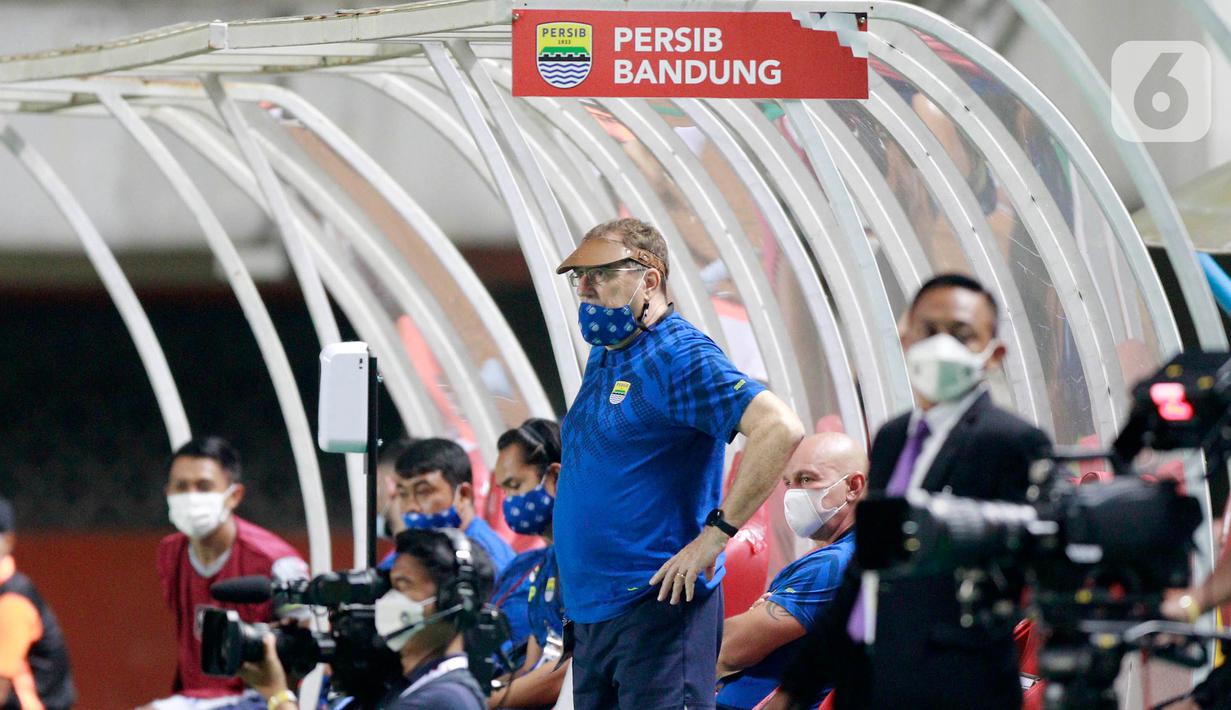 Pelatih Persib Bandung, Robert Alberts, mengamati permainan anak asuhnya saat melawan Persija Jakarta pada laga final Piala Menpora 2021 di Stadion Maguwoharjo, Sleman, Kamis (22/4/2021). Persija menang dengan skor 2-0. (Bola.com/M Iqbal Ichsan)