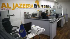 Seorang karyawan berada di balik mejanya di kantor berita Al Jazeera, Yerusalem, 31 Juli 2017. Kementerian Komunikasi Israel mengumumkan rencana menutup kantor Aljazeera di Yerusalem dan melarang kegiatan jurnalisnya. (AHMAD GHARABLI / AFP)