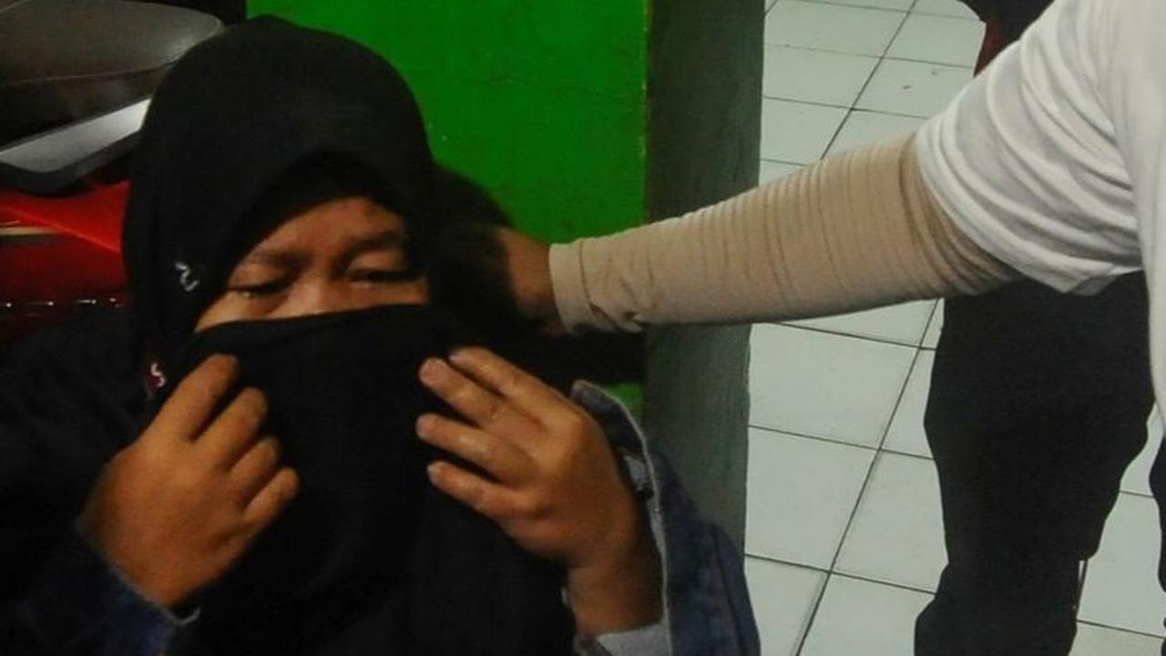 Reaksi kerabat yang sedih saat menunggu kabar korban kecelakaan bus pariwisata di Desa Palasari, Kecamatan Ciater, Kabupaten Subang di SMK Lingga Kencana, Depok, Jawa Barat, Minggu dini hari (12/05/2024). Foto: merdeka.com / Arie Basuki