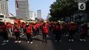 Dua lajur jalan digunakan massa aksi, hingga lalu lintas di lokasi terjadi kemacetan. (Liputan6.com/Johan Tallo)