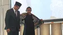 Edhy Prabowo bersama Susi Pudjiastuti menjelang acara serah terima jabatan (Sertijab) Menteri Kelautan dan Perikanan di Kantor KKP, Jakarta, Rabu (23/10/2019). Edhy yang merupakan politisi Partai Gerindra menggantikan Susi pada Kabinet Indonesia Maju periode 2019-2024. (Liputan6.com/Herman Zakharia)