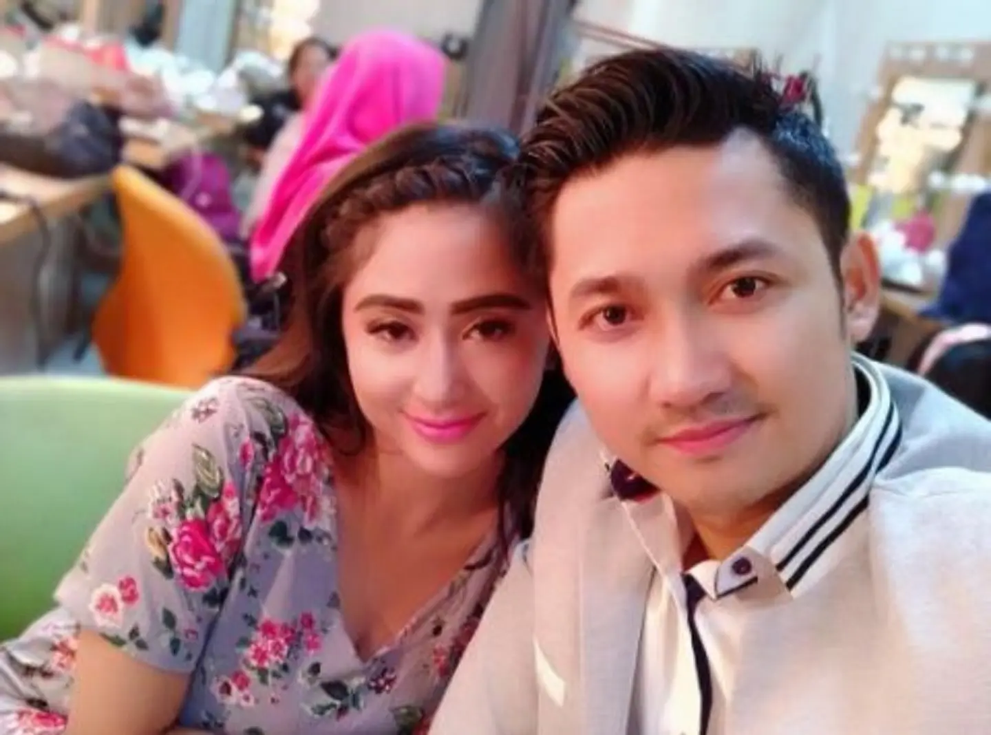 Dewi Perssik menjelaskan Angga Wijaya masih single dan bukan suami orang saat bertemu dengan dirinya (Instagram/@dewiperssikreal)