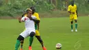 Pemain Timnas U-23 Indonesia, Ryuji Utomo Prabowo (depan) berusaha lolos dari hadangan salah satu pemain asing saat melakukan latih tanding di POR Sawangan, Depok, Rabu (31/12/2014). (Liputan6.com/Helmi Fithriansyah)