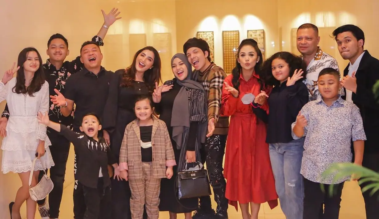 Keluarga Anang Hermansyah dan Raul Lemos (Instagram/krisdayantilemos)