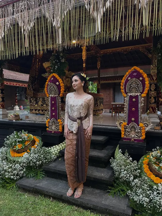 Gaya Valerie Tifanka Jadi Bridesmaid, Tampil Anggun Berkebaya Bali