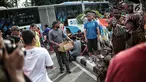 Masyarakat foto bersama eks pekerja PT Freeport Indonesia saat Car Free Day di kawasan Bunderan HI, Jakarta, Minggu (30/12). Aksi tersebut dilakukan protes mereka ke pemerintah. (Liputan6.com/Faizal Fanani)