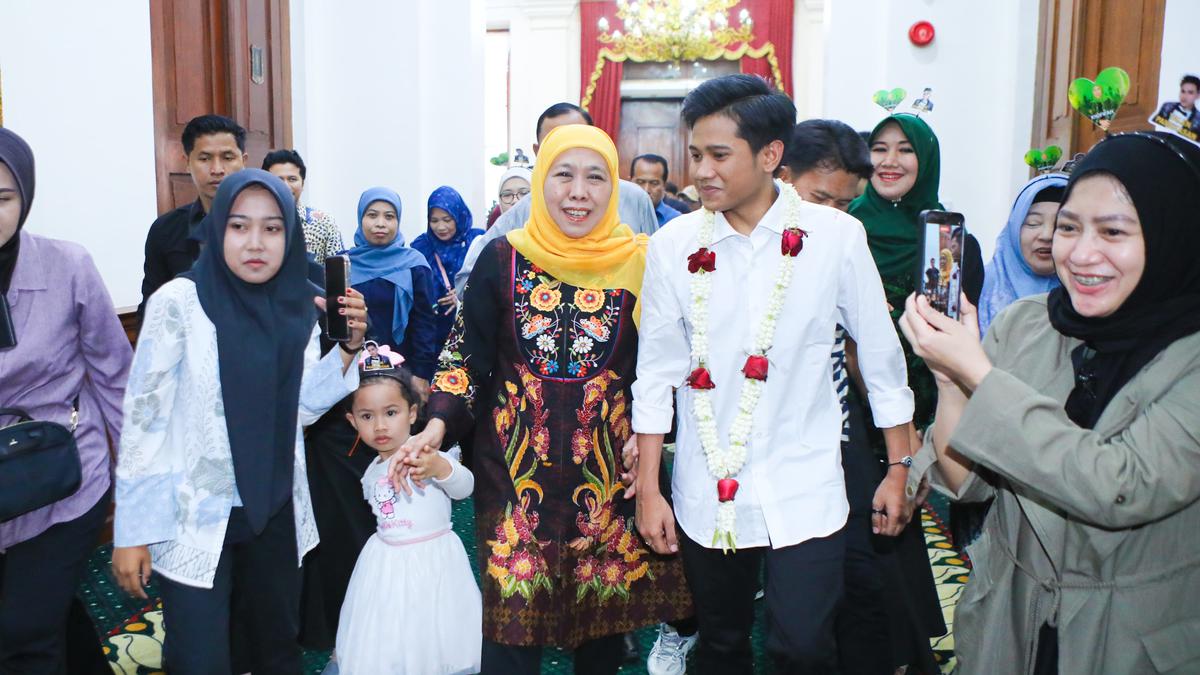 Valen DA7 Tiba di Surabaya, Naik Kendaraan Sekar Kedaton hingga Disambut Meriah