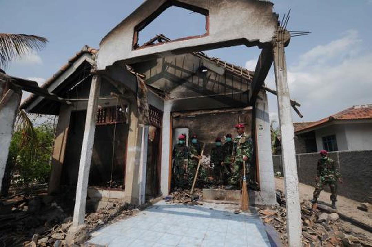 TNI bersihkan puing-puing pasca bentrokan Lampung Selatan