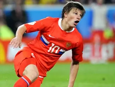 Russian forward Andrei Arshavin celebrates after scoring a goal during the Euro 2008 Championships Group D football match Russia vs. Sweden on June 18, 2008 at the Tivoli Neu stadium in Innsbruck. AFP PHOTO / JAVIER SORIANO
