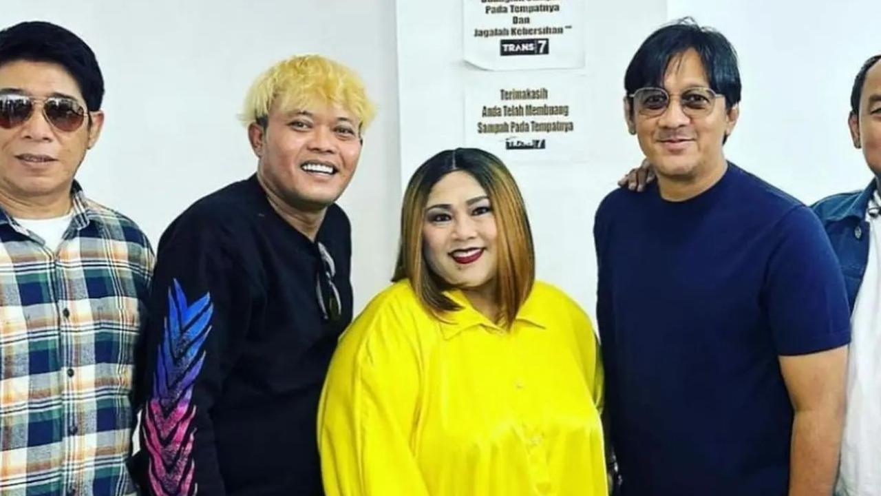Namun, terdapat perubahan pada Nunung yang mulai sering mengubah gaya rambut palsunya.