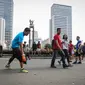 Bakal calon (balon) Gubernur DKI Jakarta Sandiaga Uno saat memungut  sampah pada Car Free Day dikawasan Bunderan HI, Jakarta, Minggu (27/3/2016). Sandiaga Uno bakal calon Gubernur DKI Jakarta dari partai Garinda. (Liputan6.com/Faizal Fanani)