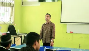 Dosen Ilmu Hukum di Universitas Terbuka (UT) Muhammad Irfan Al Aziz saat mengajar di kelas / Liputan6 Nurul Diva Kautsar