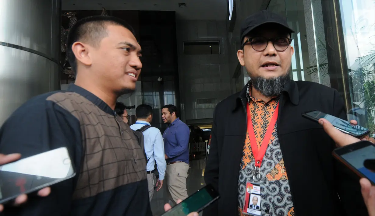 Ketua Wadah Pegawai KPK Yudi Purnomo Harahap (kiri) dan penyidik senior KPK, Novel Baswedan (kanan) memberikan keterangan usai melakukan pertemuan di Gedung KPK, Jakarta, Jumat (26/4). (merdeka.com/Dwi Narwoko)