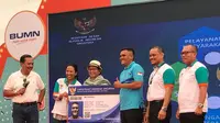 Menteri Luar Negeri RI Retno Marsudi (ketiga dari kiri) saat meluncurkan Kartu Pekerja Indonesia di Singapura untuk Pelaut (KPIS-Pelaut), satu dari tiga inovasi pelayanan WNI terbaru, di KBRI Singapura (11/3/2018) (sumber: Kemlu RI)