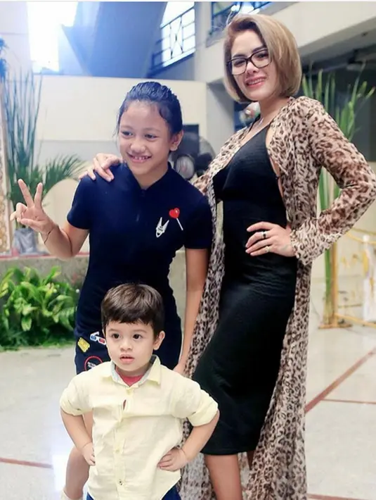 Saat Nikita Mirzani sedang di Italia, janda dua anak itu sempat bermimpi mendapat telpon dari Jupe. Salam perpisahan juga diuangkapkan Jupe dalam telpon tersebut. (Instagram/nikitamirzanimawardi_17)