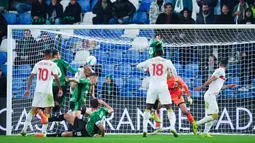 Bek Timnas Indonesia, Jay Idzes, kembali bermain penuh dalam laga ini. Namun sayang menjelang akhir laga dia kalah cepat dari pergerakan pemain Genoa, Leo Ostigard sehingga terjadilah gol. (Massimo Paolone/LaPresse via AP)