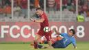 Pemain Persija Jakarta, Marko Simic (kiri) gagal melewati  pemain JDT pada laga grup H Piala AFC 2018 di Stadion Utama Gelora Bung Karno, Jakarta, Selasa (10/4/2018). Persija Jakarta menang 4-0.  (Bola.com/Nick Hanoatubun)