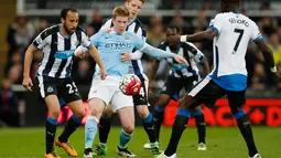 Gelandang Manchester City, Kevin De Bruyne (kedua kiri) berusaha mengontrol bola dari kawalan pemain Newcastle pada lanjutan liga Inggris di St James 'Park (20/4). Newcastle bermain imbang atas City dengan skor 1-1. (Reuters / Lee Smith)