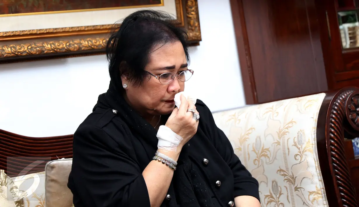 Rachmawati Soekarnoputri memberi keterangan terkait status tersangka pada kasus dugaan makar di Jakarta, Rabu (7/12). Didampingi kuasa hukumnya, ia menyatakan memang akan melakukan aksi damai pada 2 Desember lalu. (Liputan6.com/Helmi Fithriansyah)