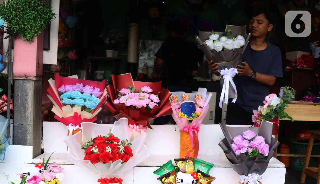 Penjual tengah menata bunga mawar di kawasan Rawa Belong, Jakarta, Senin (14/2/2022). Hari Valentine yang diperingati setiap 14 Februari menjadi berkah bagi para penjual bunga karena banyak pesanan bunga di momen kasih sayang tersebut. (Liputan6.com/Angga Yuniar)