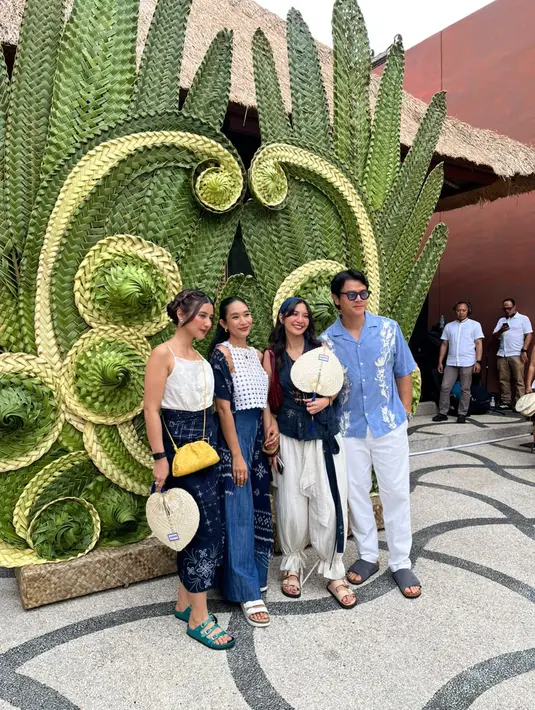 Dion Wiyoko juga terlihat hadir meramaikan acara bersama Sheila Dara dan Happy Salma dengan kemeja biru muda dan celana putih serta Birkenstock Solana VL overlap-strap sandals berbahan suede.  / Foto: Fimela.com