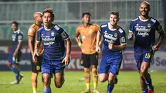 Pemain Persib Bandung, Daisuke Sato (kiri) melakukan selebrasi setelah mencetak gol pertama timnya ke gawang Bhayangkara FC pada laga lanjutan BRI Liga 1 2022/2023 antara Persib Bandung melawan Bhayangkara FC di Stadion Pakansari, Bogor, Jumat (24/03/2023). (Bola.com/Bagaskara Lazuardi)
