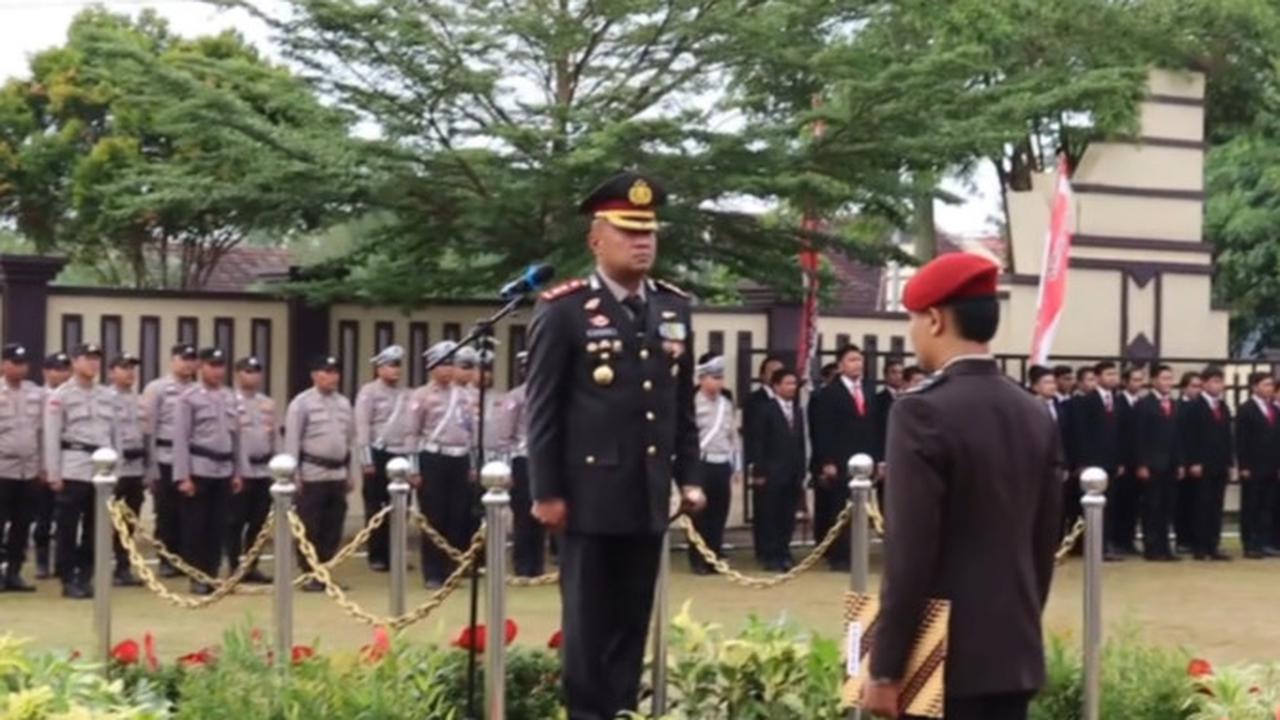 Kapolres Serang Beri Hadiah Spesial ke Anggota Polisi Paling Tua & Muda