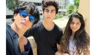 Shahrukh Khan bersama dua anaknya, Aryan dan Suhana